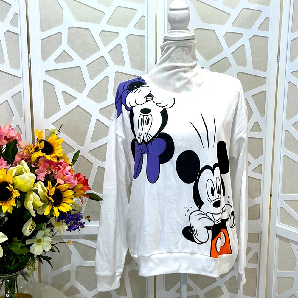 Disney white sweatshirt 🪸